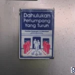 penumpang KRL turun