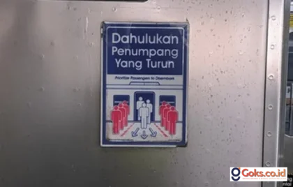 penumpang KRL turun