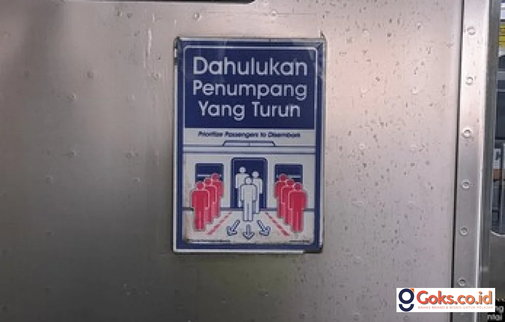 penumpang KRL turun